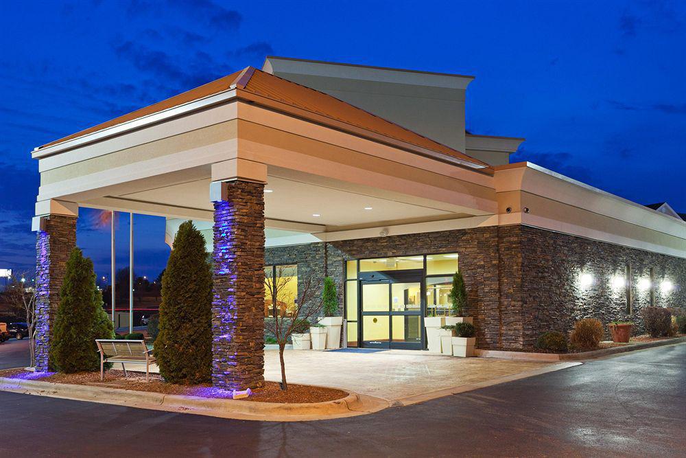 Holiday Inn Express & Suites Greensboro - I-40 Atwendover, An Ihg Hotel Exterior foto