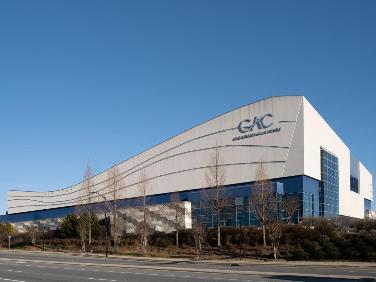 Holiday Inn Express & Suites Greensboro - I-40 Atwendover By Ihg Exterior foto