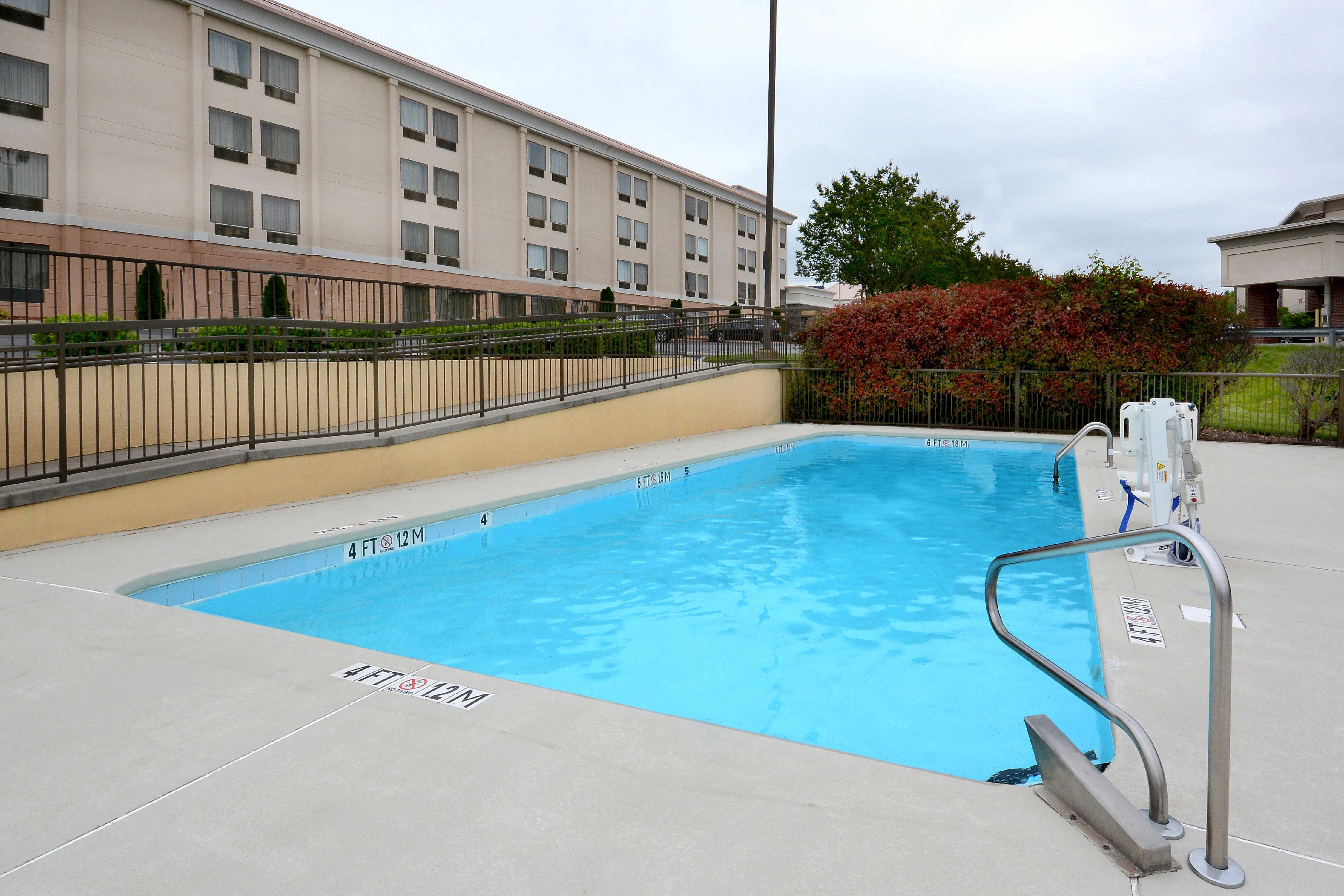 Holiday Inn Express & Suites Greensboro - I-40 Atwendover, An Ihg Hotel Exterior foto