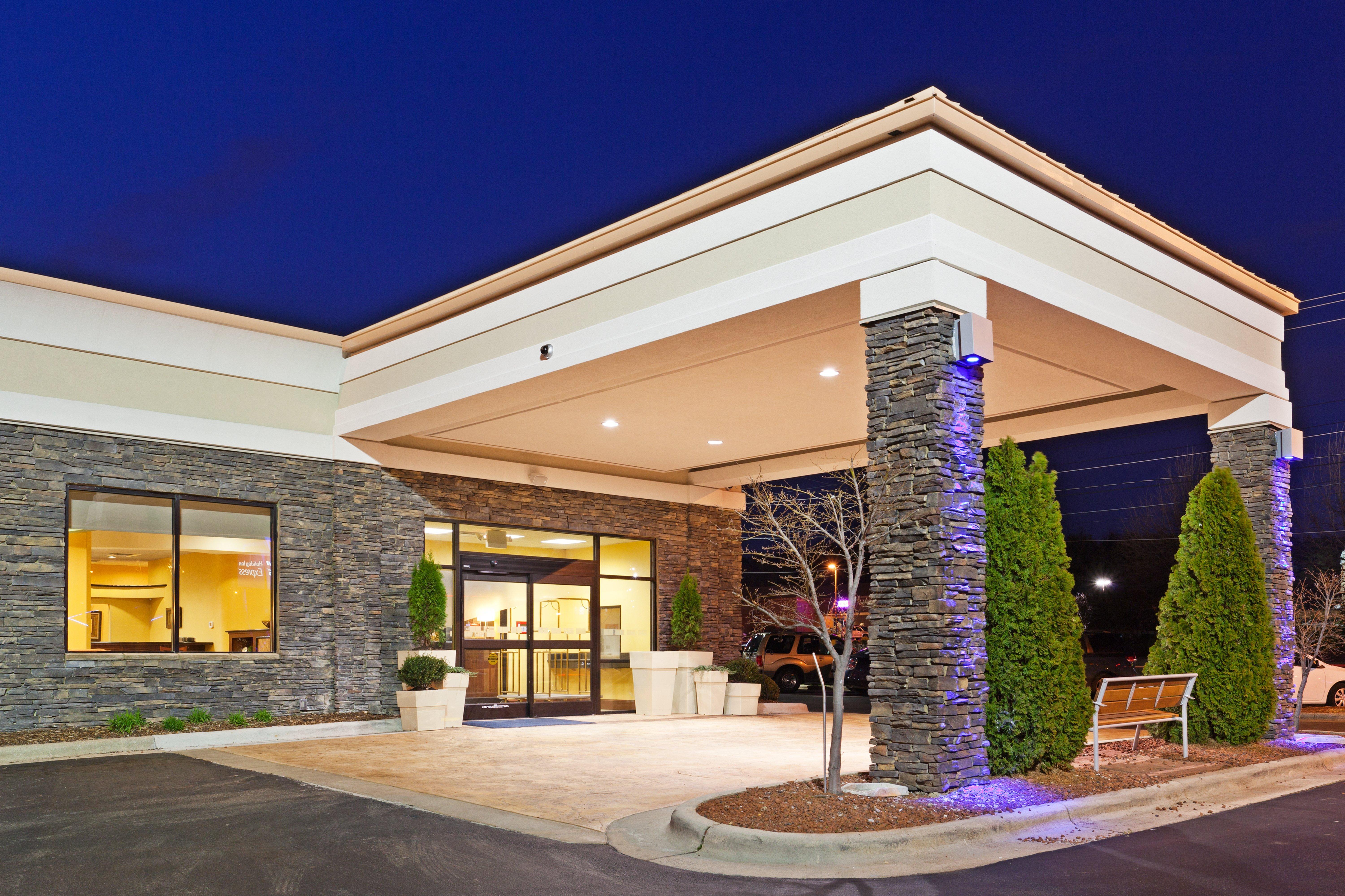Holiday Inn Express & Suites Greensboro - I-40 Atwendover By Ihg Exterior foto