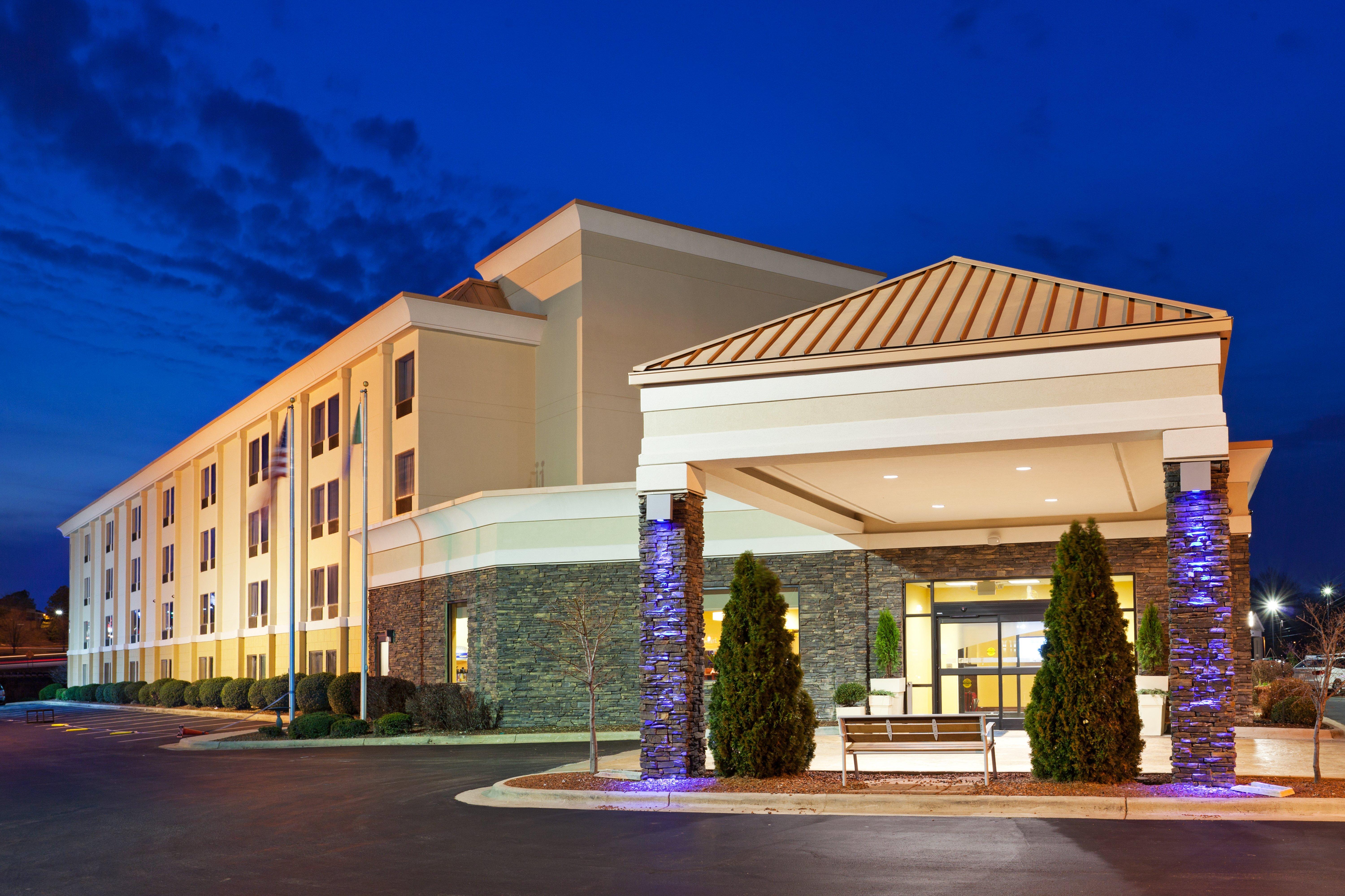 Holiday Inn Express & Suites Greensboro - I-40 Atwendover, An Ihg Hotel Exterior foto